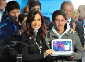 Cristina entregó la netbook 3 millones a un alumno de una escuela rural
